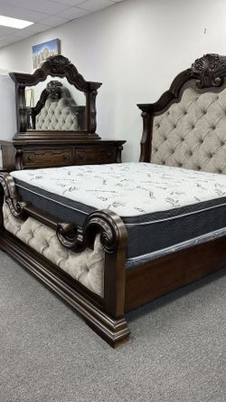 Bold Maylee Queen Bedroom Set with Statement Design