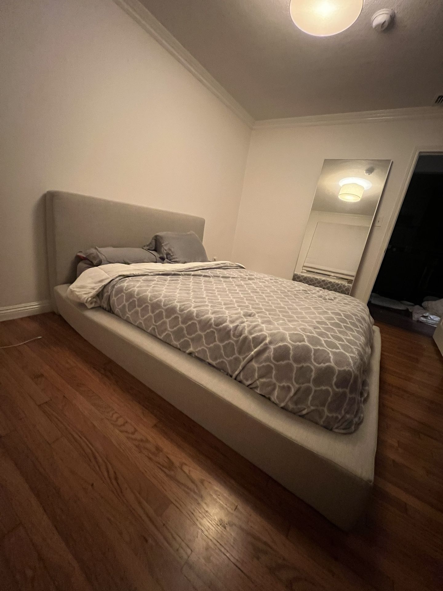 softframe ultra bedframe + classic headboard in the color "moon" gray