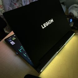 Lenovo Legion Pro 7i (RTX 5090, 9TB SSD, 2029 Warranty, Legion GB700 Backpack)