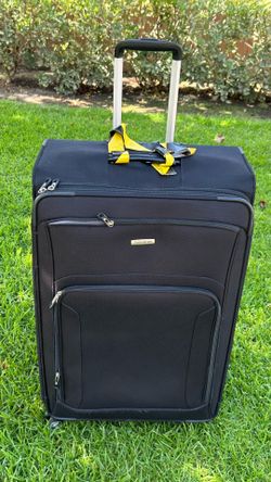 SAMSONITE Large Check-In Suitcas Color：Black Light weight  SIZE : 19.5 ＂W x 11 ＂D (Can Expandable) x 31.5 ＂H