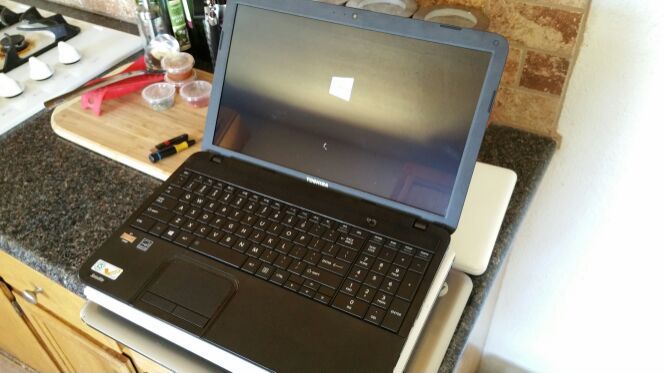 2014 Toshiba C855D laptop Win8/Office/4gb/webcam/1.4ghz/320gb