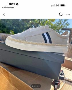 Tennis shoes
