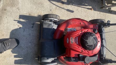 Troy Bilt lawn Moore 22 inch cut self-propelled pull the one time cut your grass all the time new carburetor just things ready to go no issues with th