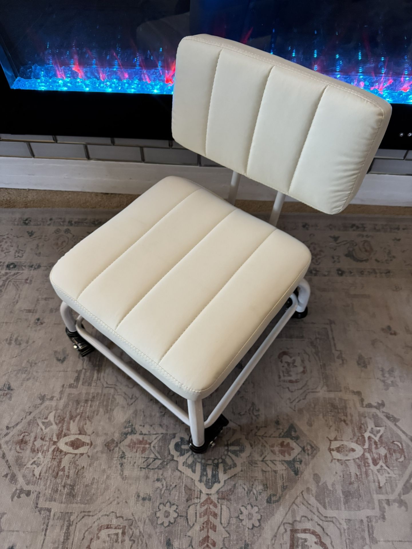 NEW**White Vinyl IMMER LIEBEN Rolling Stool and 4 Wheels with Brakes for Home Garage Hobby