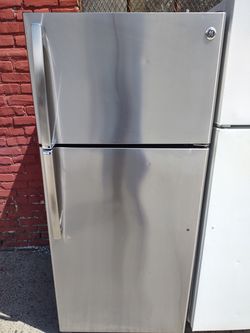 Nice gray in stainless steel refrigerator working great condition