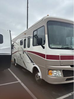 One owner 2006 Fleetwood 28 foot46,000 original miles super slide out