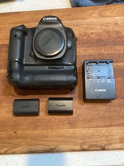 Canon EOS 5DS with battery pack and 2 LP-E6 batteries