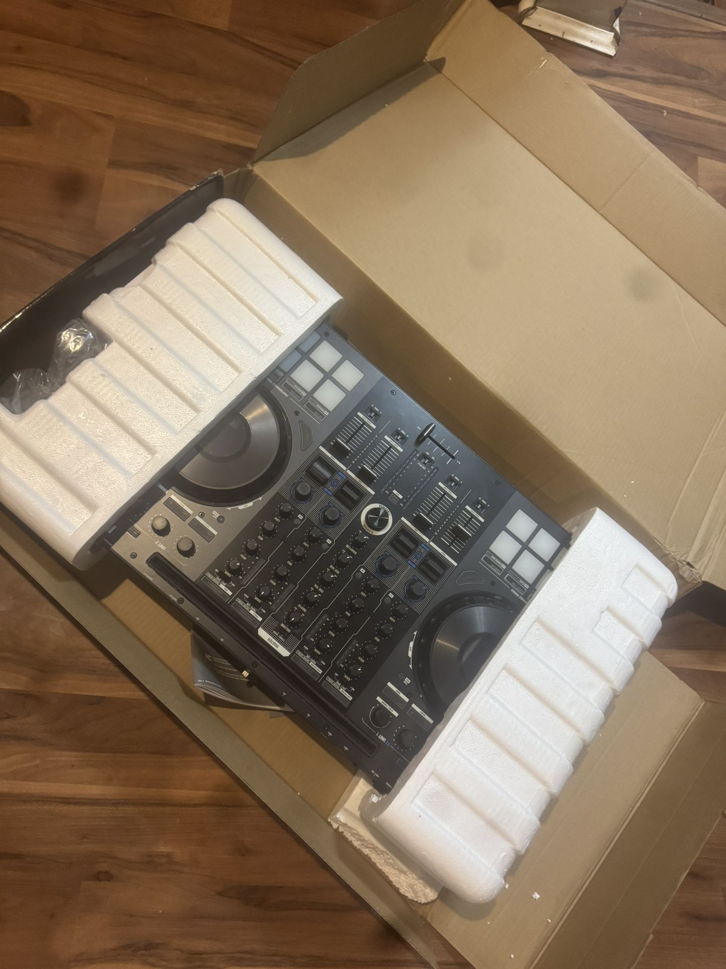 Reloop Mixon 4 DJ Controller 