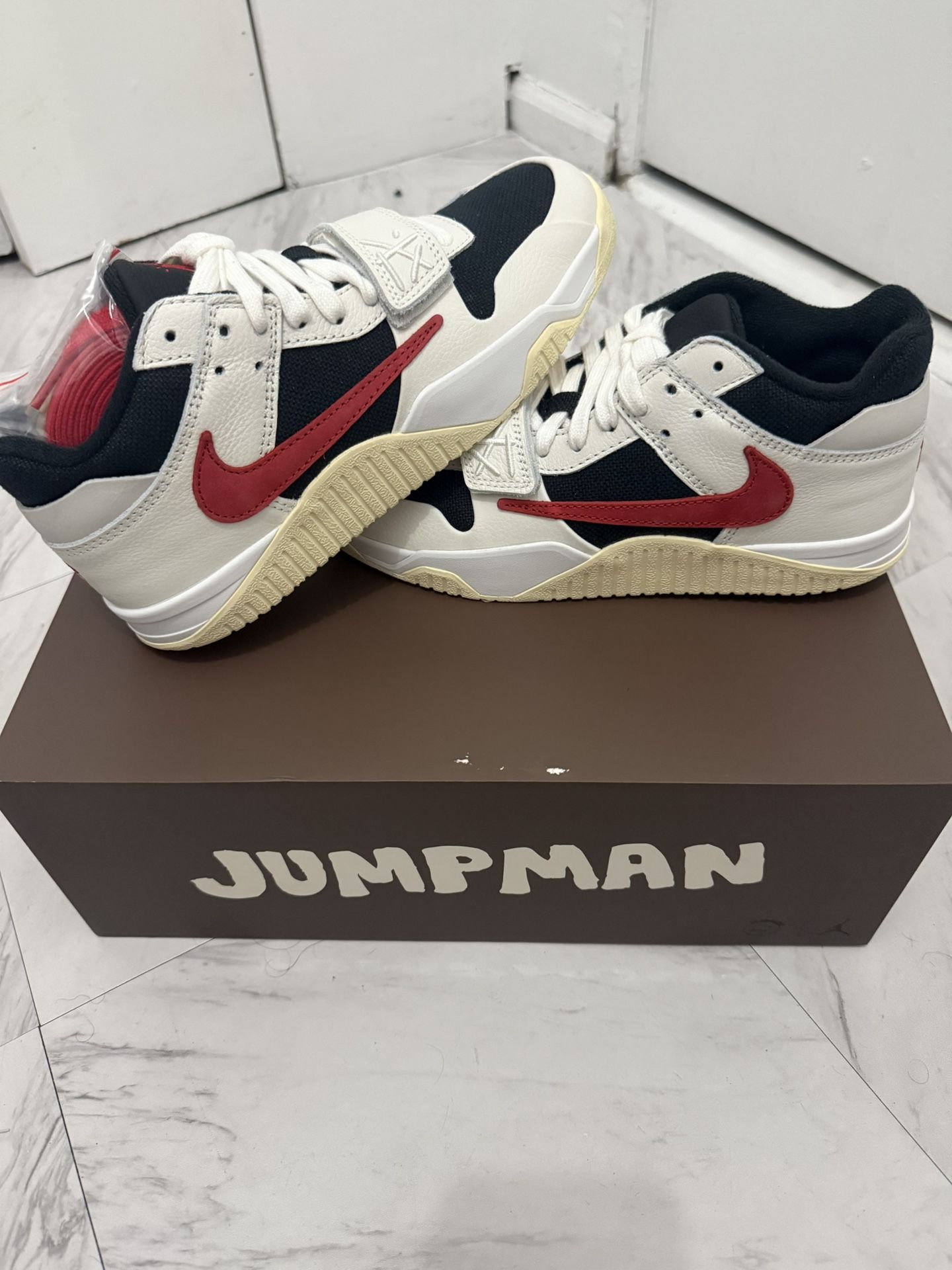 Travis Scott Size 7.5M