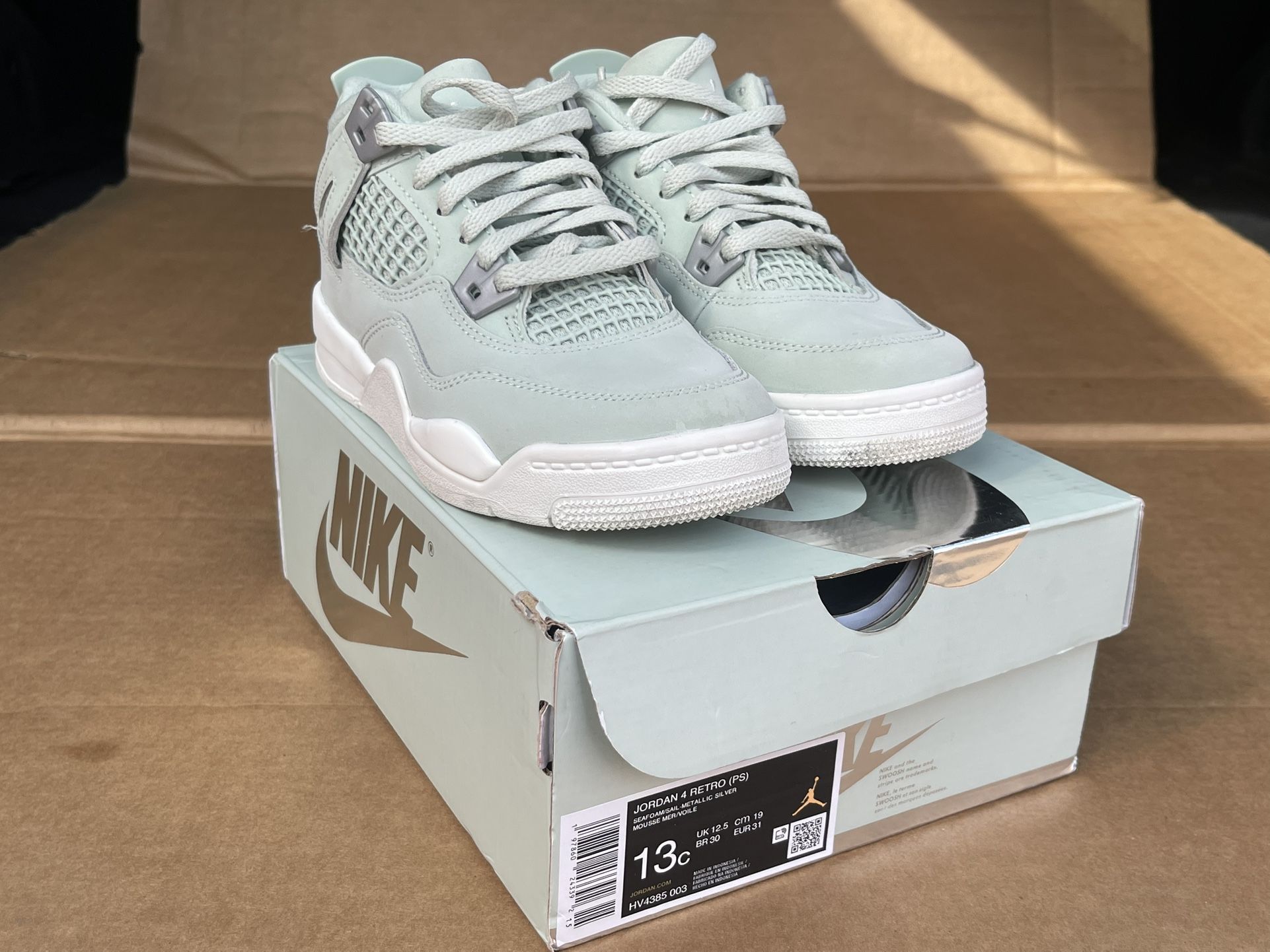 Jordan 4 Retro (size 13 kids)