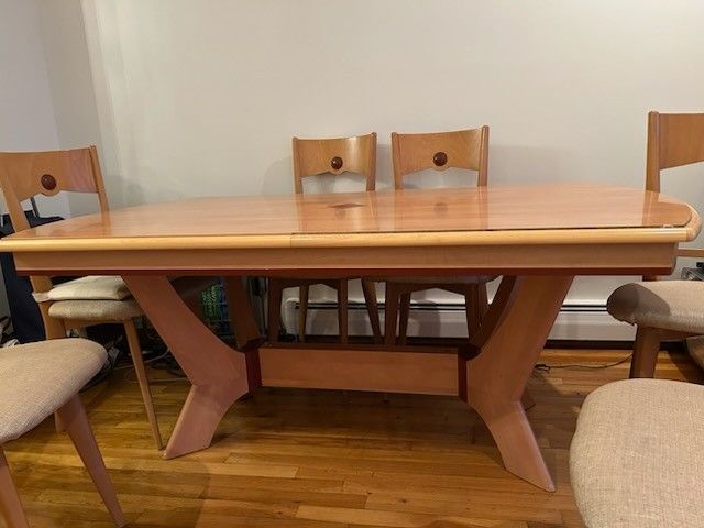 Dining Room Table And 6 Chairs 