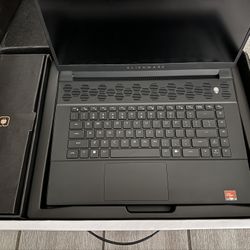 Alienware m16 16" Gaming Laptop QHD AMD Ryzen 9 7845HX 32GB RAM 1TB SSD NVIDIA GeForce RTX 4080