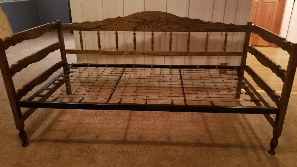 Wooden twin trundel bed with 1 mattress