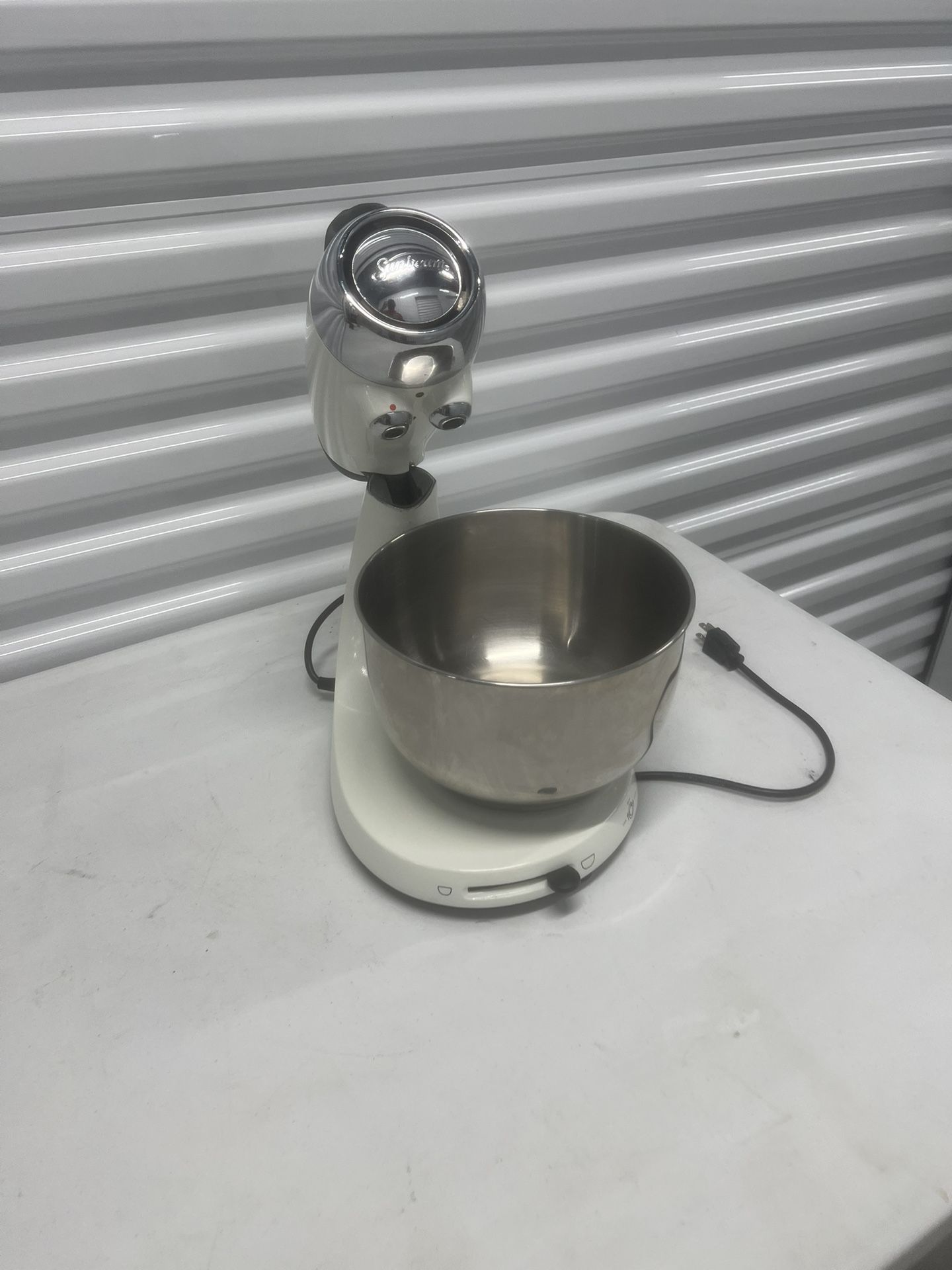 Sunbeam Mixmaster 2346 Heritage Series Counter Mixer No Beaters- Tested. Used in good condition with minor cosmetic blemishes. These blemishes are in