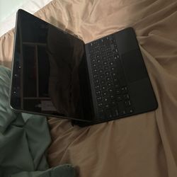 12.9 iPad Pro 4th Generation 2020 + Magic Keyboard 