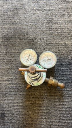 UniWeld Oxygen Regulator Model RUH8210 @ D1