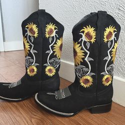 BRAND NEW, NEVER WORN: La Sierra Boots, Cowboy Boots, Cowgirl Boots, Size 9, genuine leatherback 