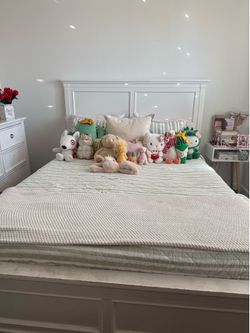 White Queen Bedroom Furniture Set – Dresser, Nightstand & Bed Frame