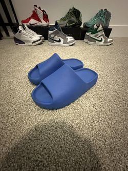 Almost Brand New Azure / Blue Adidas Yeezy Slide Size 9