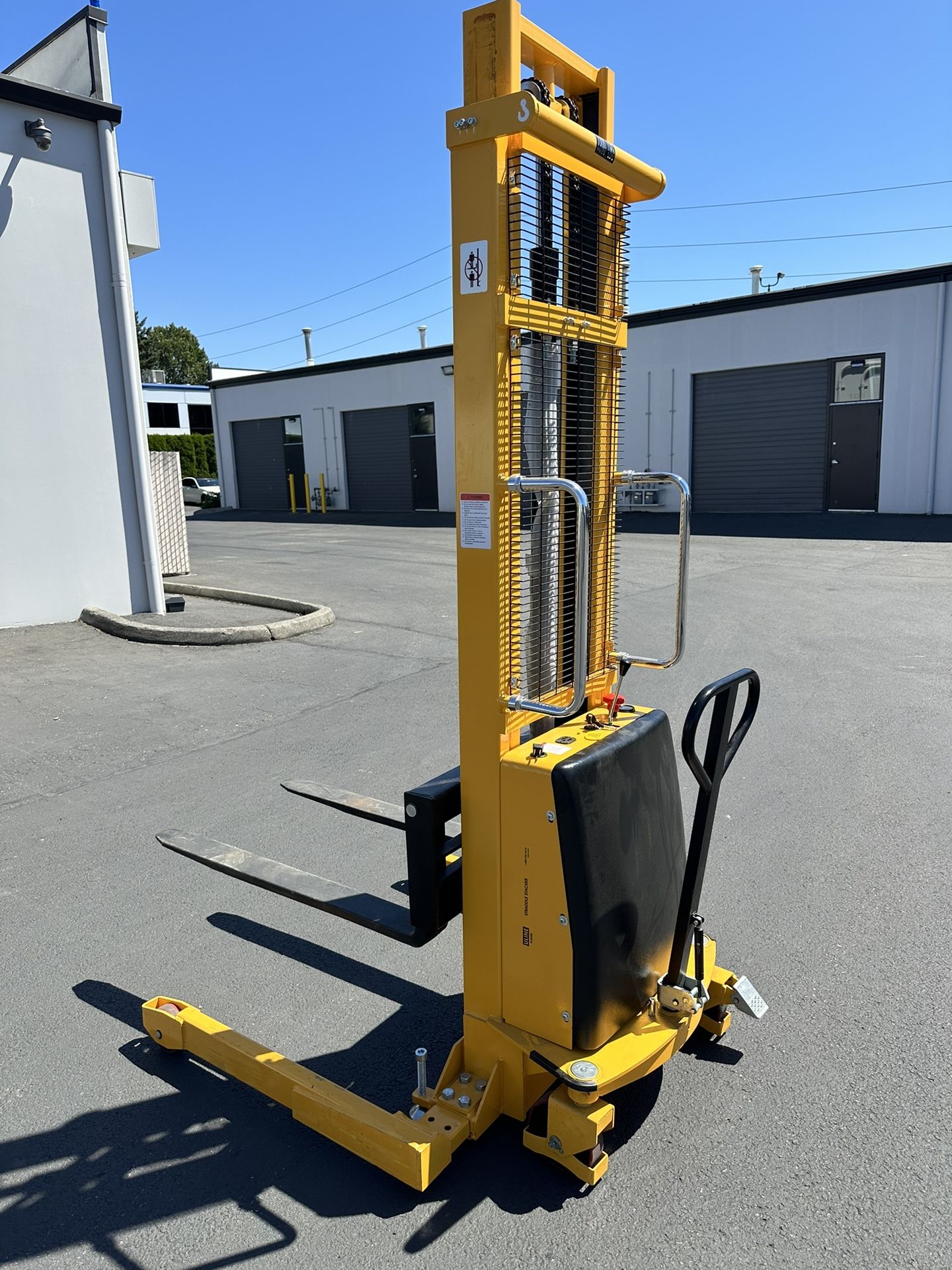 Uline Straddle stacker - Semi Electric Pallet Jack/stacker - Forklift