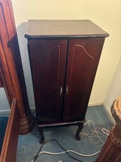Jewelry cabinet