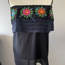 Off shoulders embroidered blouse 