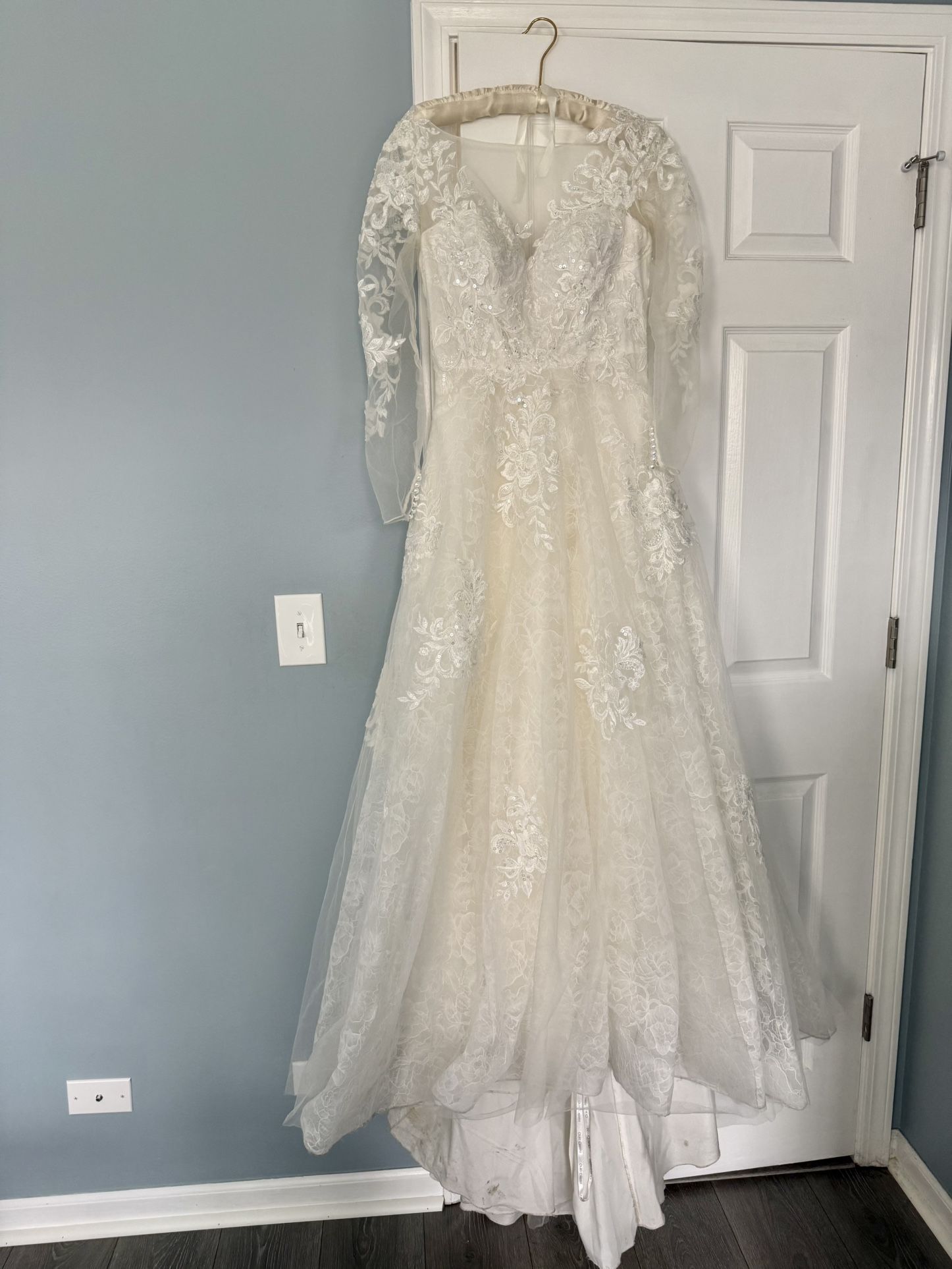 Oleg Cassini Size 4 Wedding Dress And Accessories