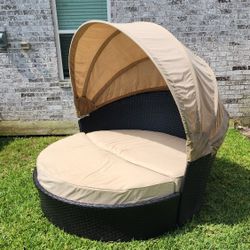 Outdoor 2-piece lounge.