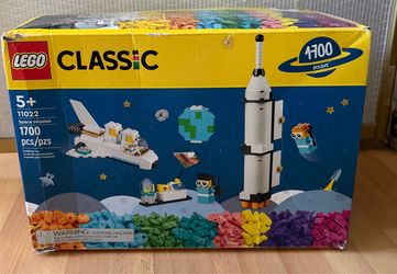 LEGO Classic Space Mission Set - NEW