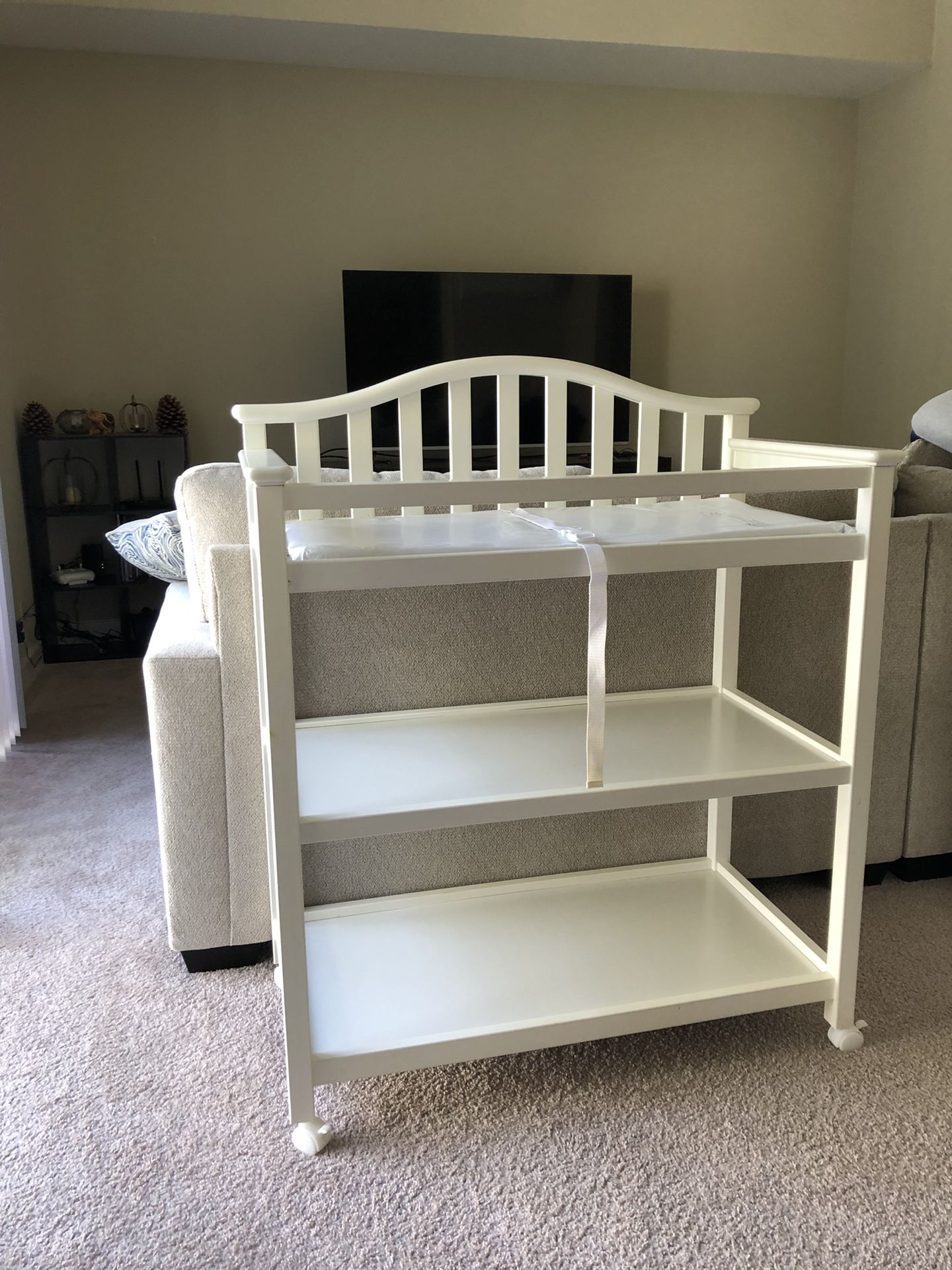 Graco Changing Table White on wheels