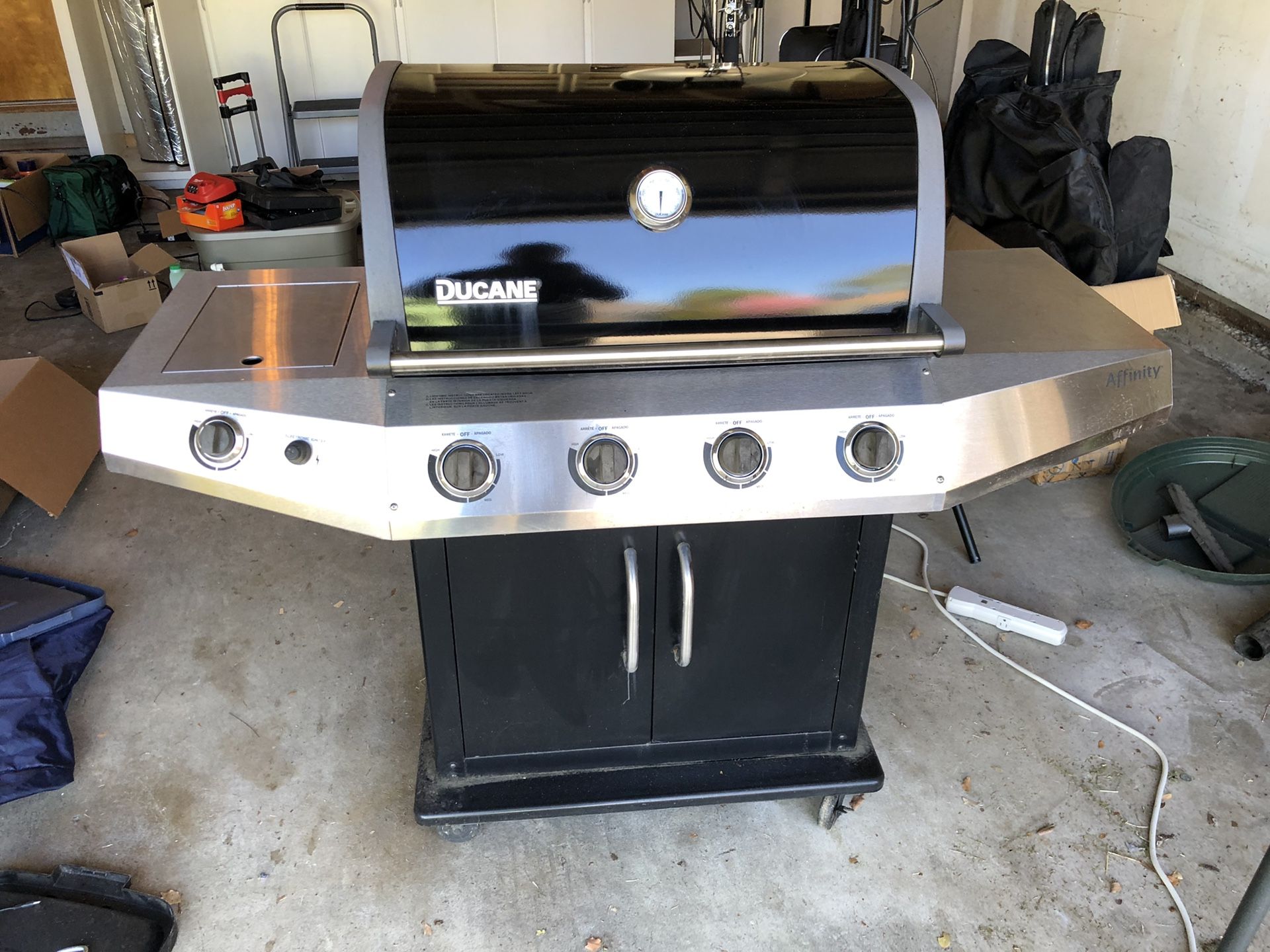 Ducane Infinity bbq grill 4 burners and side burner