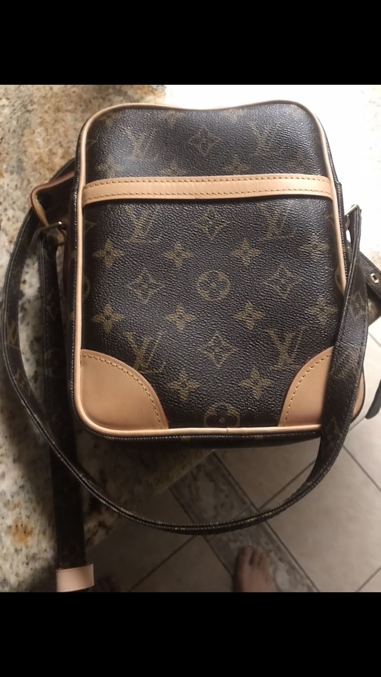 😍Hurry in for this ⭐️Louis Vuitton ”2002 Danube Crossbody”! We