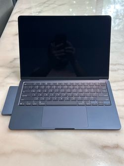 Apple MacBook Air 13" (M4, 2025) - 16GB / 256GB - Mint CIB (26 Cycles) + Satechi Hub