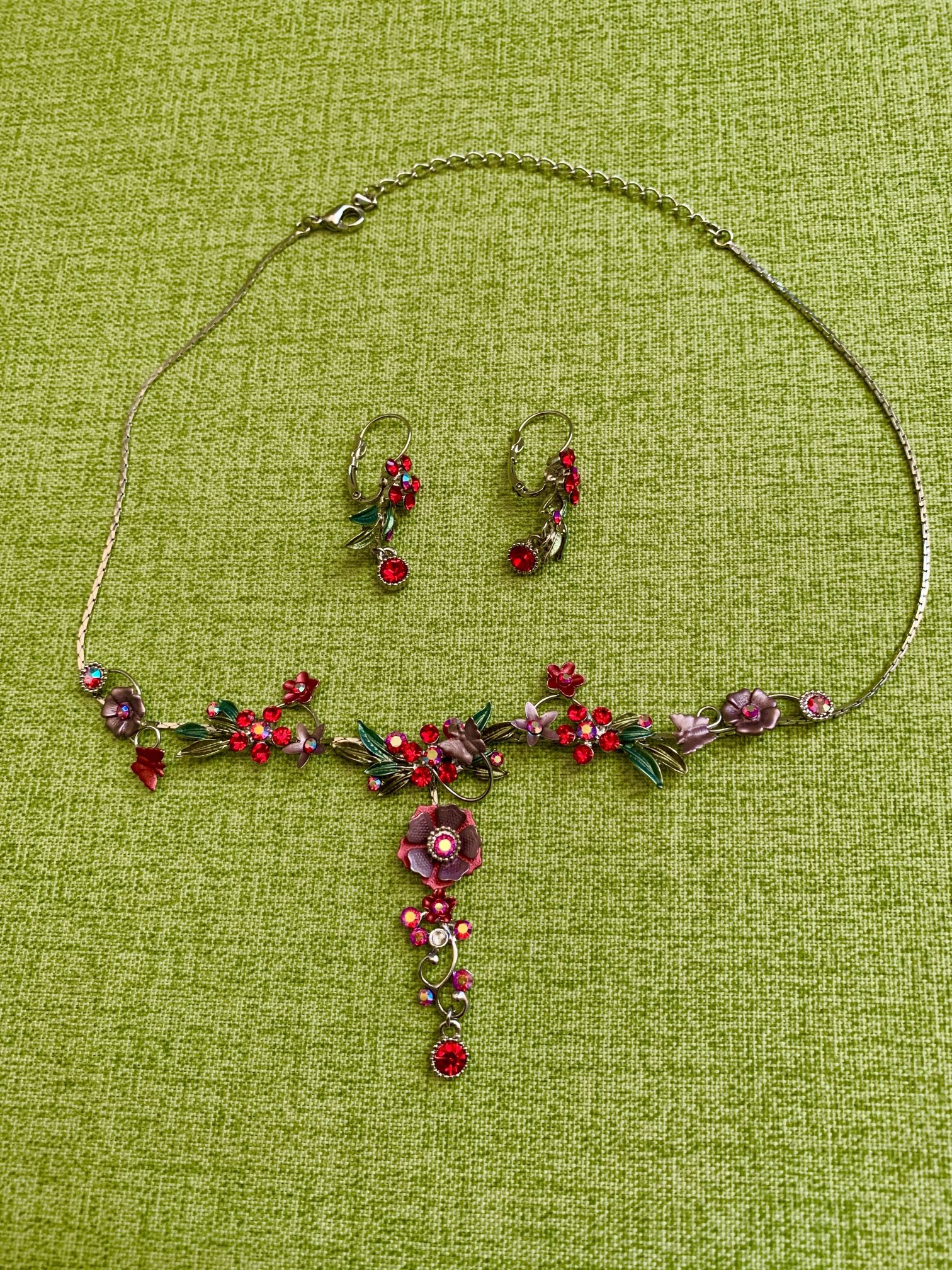 Necklace with two earrings set. So beautiful!!!!