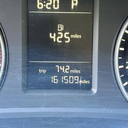 Se vende Volkswagen 2014 1.8T 162 mil millas.  Título limpio de Kansas Asientos de cuero, Bluetooth, calefacción de asientos delanteros.  $5.000 negoc