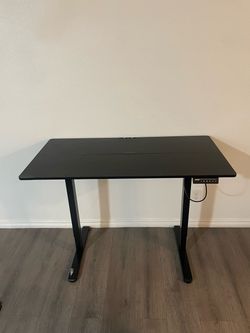 Electric standing desk - adjustable height