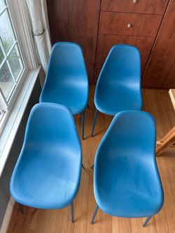 Set of 4 Mid-Century Style Molded Dining Chairs – Blue