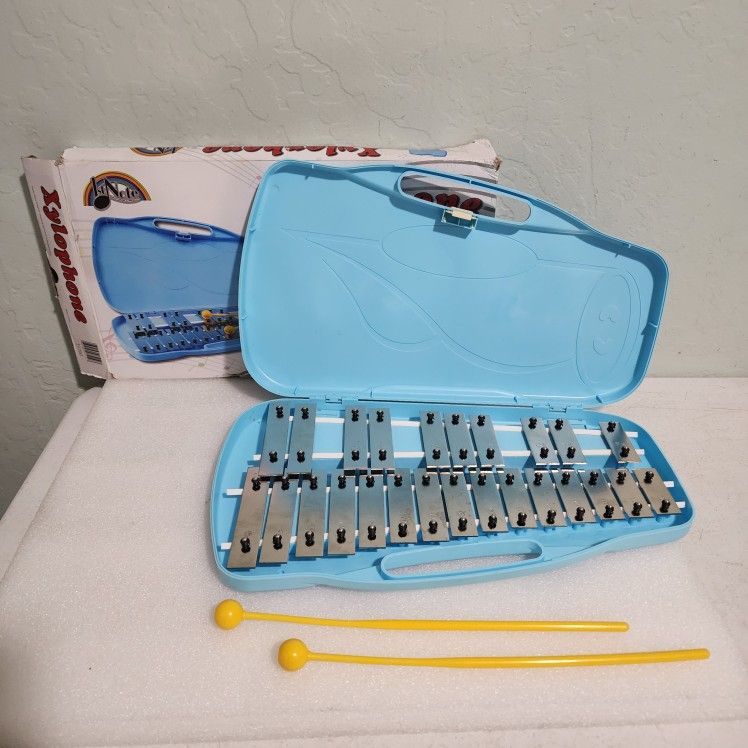 Trophy 25 Note Xylophone (Glockenspiel) with 3 sets of Mallets and Case