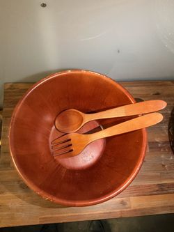 This vintage Baribocraft wooden salad bowl set includes a large turned-maple bowl and matching utensils.