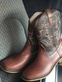 botas para niños.  tengo como  20 pares o menos   pido 25 dolares por par.
