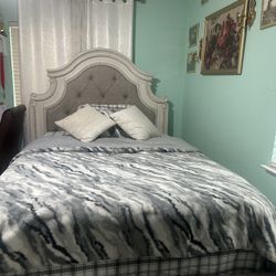 Realyn Queen Upholstered Panel Storage Bed