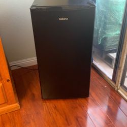 33” Refrigerator Black 