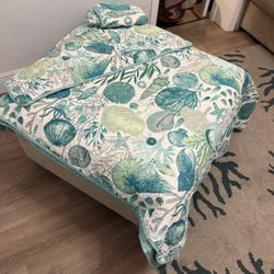 King Coastal Home Quilt Set + 2 Pillowcases – Like New 