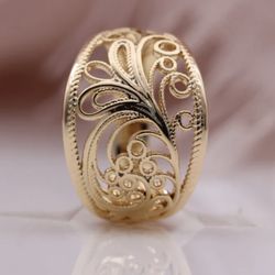 R151- Beautiful Gold Hollow, Romantic Ring !