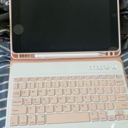iPad 8th Generation W/keyboard Case And Pencil 