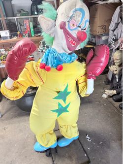 Killer clowns from outer space animatronic