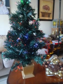 Árbol Con Luces Y Acesorios De Bolas Y Aguinalda Nuevos