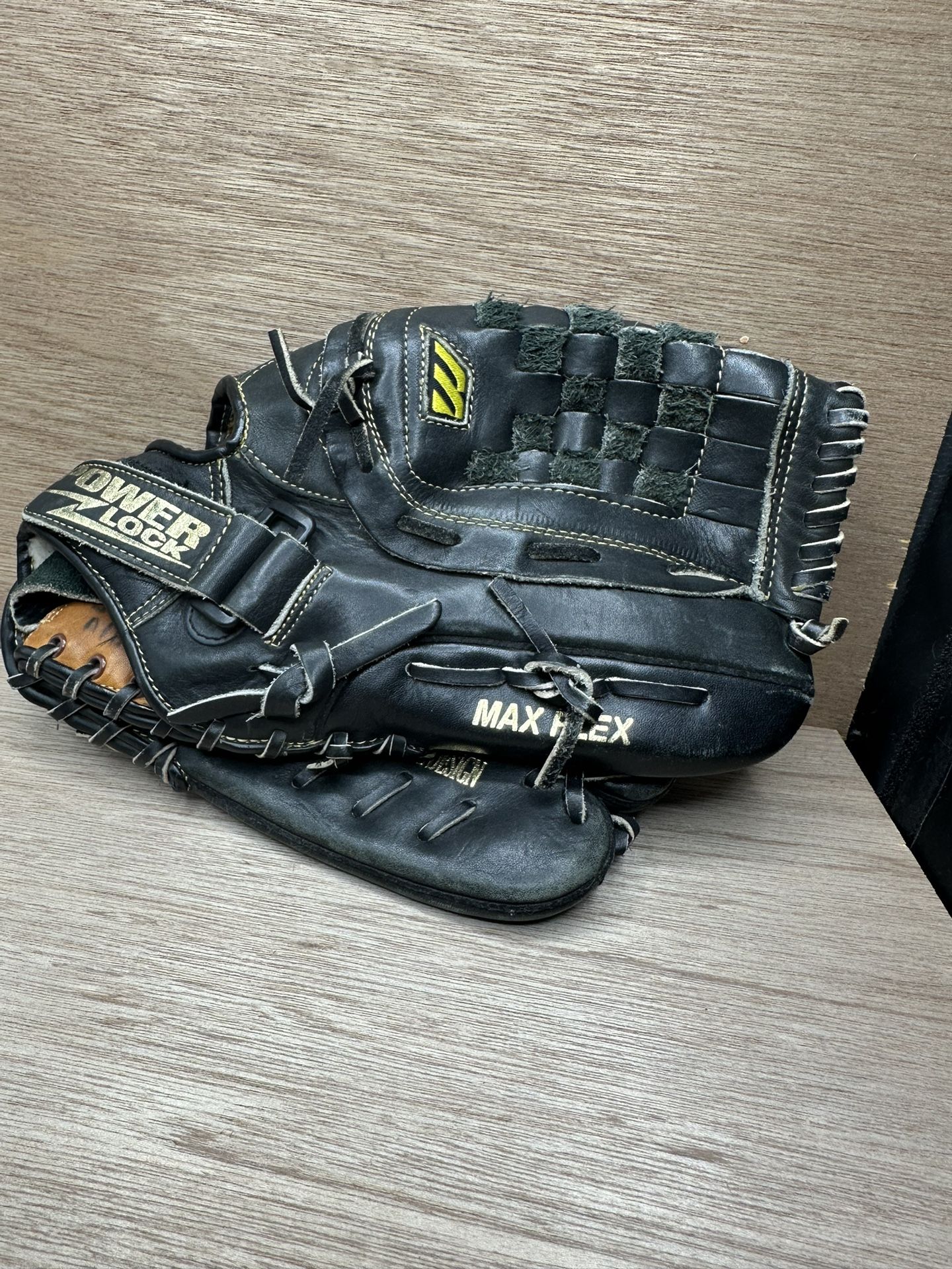 Mizuno MZ 1240 Womans Softball 12.5” Black Full Grain Leather RHT Glove