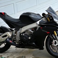 Aprilia RSV4 2014 motorcycle 