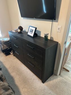 Dresser/Queen size bedroom set